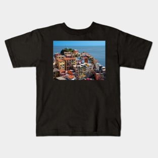 View on the cliff town of Manarola, one of the colorful Cinque Terre on the Italian west coast Kids T-Shirt